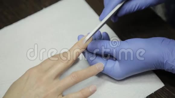 指甲归档及手部护理女人的手在美容院接受美甲视频的预览图