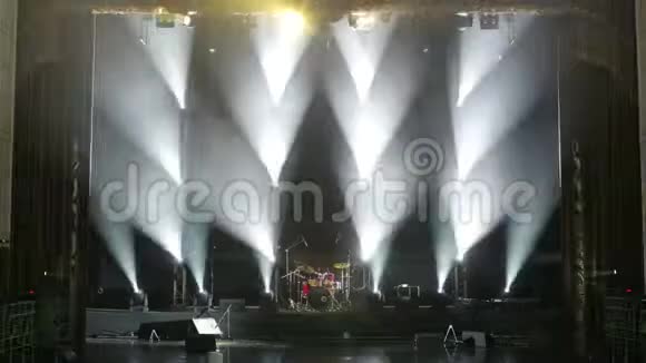 白色的光线在黑暗中交替地在舞台上闪现空的音乐会舞台视频的预览图