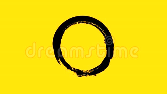 用毛笔画圆的抽象动画动画用黑色墨水画在黄色背景上的圆圈视频的预览图