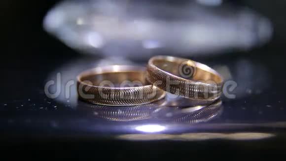 人造光中的一对金色订婚戒指视频的预览图