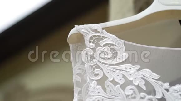 带花边的白色婚纱户外新娘礼服视频的预览图