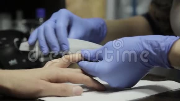 指甲归档及手部护理女人的手在美容院接受美甲视频的预览图