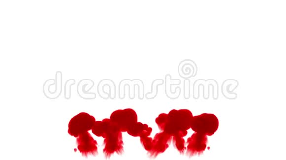 特写镜头红色染料在水中倾泻缓慢移动背景或背景用烟或墨水视频的预览图