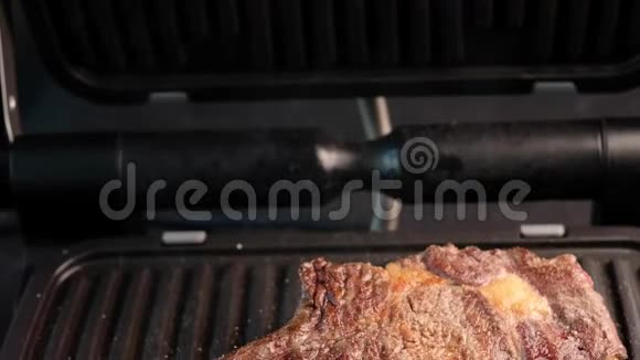 加香料的烤架上的多汁牛排视频的预览图