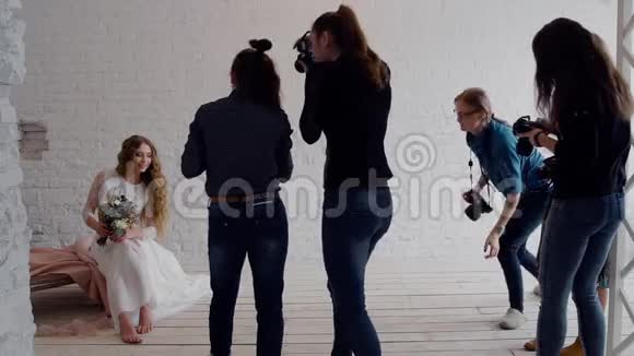 大师班的摄影师以一种波霍的风格拍摄新娘在摄影棚里视频的预览图