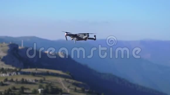 无人机在美丽的山脉中缓慢地飞行视频的预览图