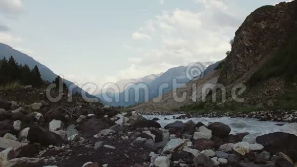 绿树掩映的山峦石溪风景雪山视频的预览图