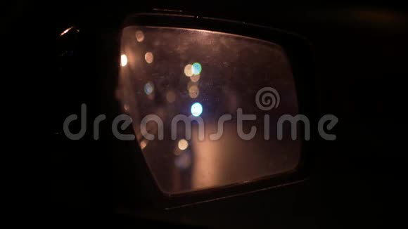 湿车后视镜夜间城市交通视频的预览图