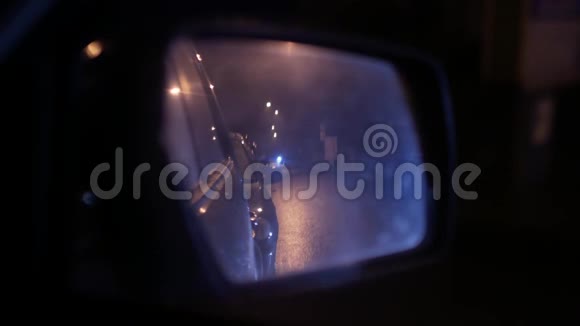 湿车后视镜夜间城市交通视频的预览图