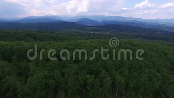青山顶上的基督教教堂山脉相机飞行视频的预览图