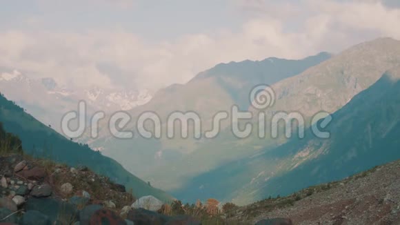 绿树成荫的高山石河风景雪山视频的预览图
