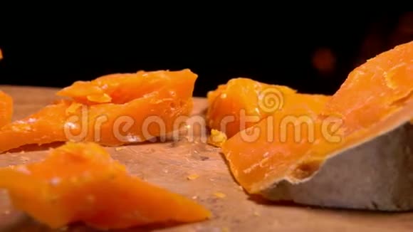 米莫利特奶酪的一块碎片落在木板上视频的预览图