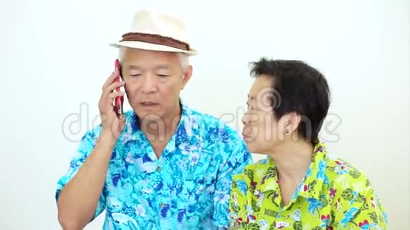视频沮丧的亚洲夫妇在假期旅行中有问题咄咄逼人的电话抱怨和不安视频的预览图