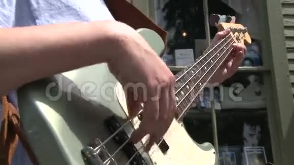 吉他手玩乐队视频的预览图