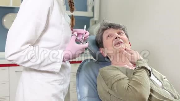 微笑的老年妇女给牙医送高五视频的预览图