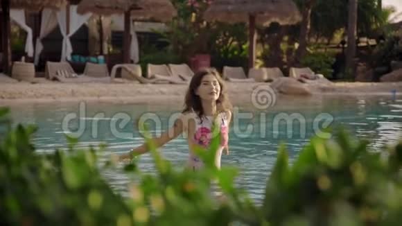 漂亮的女人在酒店游泳池里放松视频的预览图