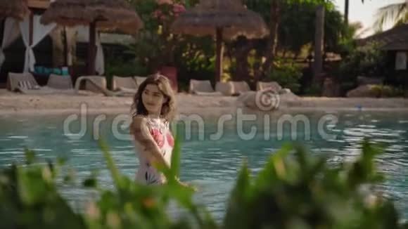 在酒店游泳池放松的漂亮女人视频的预览图
