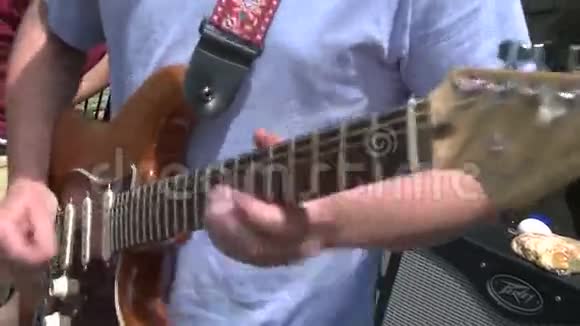 吉他手玩乐队视频的预览图