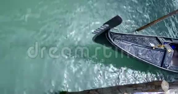 黑色的贡多拉浮在水面上视频的预览图
