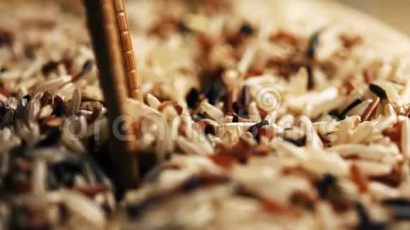 米饭是用竹棒采摘的生米放筷子的电影录像视频的预览图