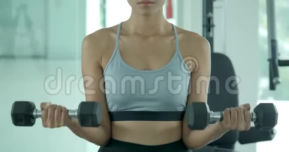 年轻的亚洲女性在健身房锻炼视频的预览图