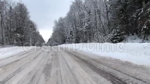 镜头移动白天乘坐冬季路车视频的预览图