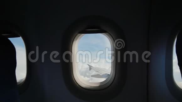 当云层经过时望着飞机的窗外视频的预览图