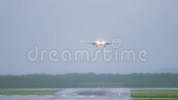一架双引擎飞机在清晨降落视频的预览图
