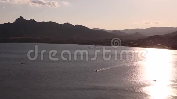 从一个村庄的飞行无人机在美丽的海洋景观日落缓慢的运动空中拍摄4K视频的预览图