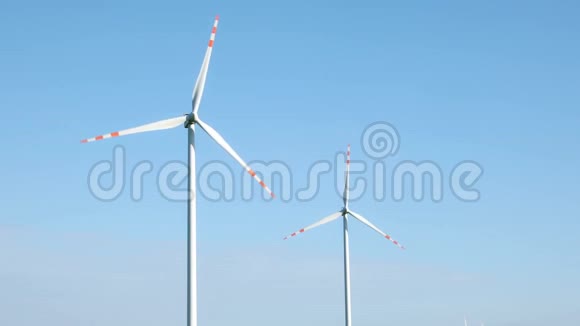 风力涡轮机对抗明亮的蓝天视频的预览图