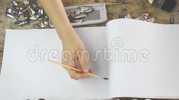 女人用画笔在笔记本上不带任何颜色的展示或文字视频的预览图