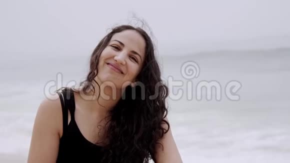 在美丽的夏日海滩上的土耳其女孩视频的预览图