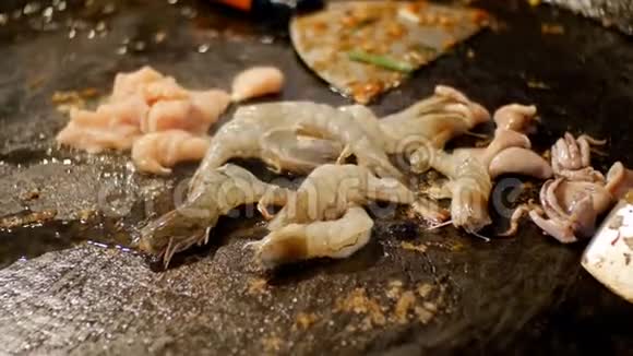 亚洲街的食物海鲜虾鱿鱼八达通烹饪大炒锅泰国视频的预览图
