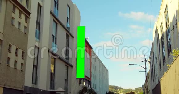 在城市街4k的建筑外墙上进行了囤积视频的预览图