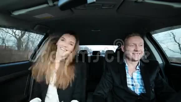 商务女性和男性在成功后开车时疯狂跳舞视频的预览图