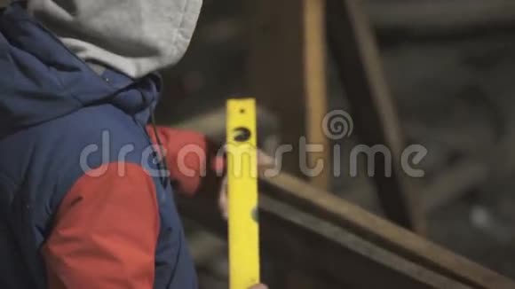 男车检查木板水平视频的预览图