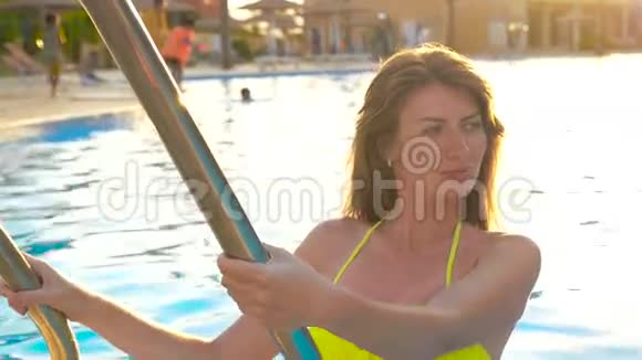 漂亮的模特在游泳池里摆着相机高清高清视频的预览图