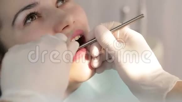 一位女士在牙医办公室检查了她的牙齿视频的预览图