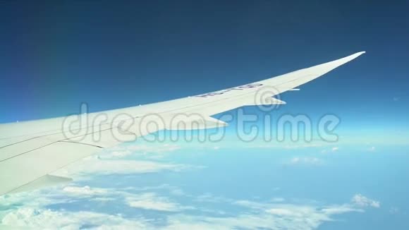 乘飞机飞行飞机的翅膀在五彩缤纷的陆地上飞翔视频的预览图