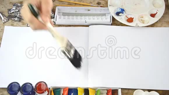 女人用画笔在笔记本上不带任何颜色的展示或文字视频的预览图