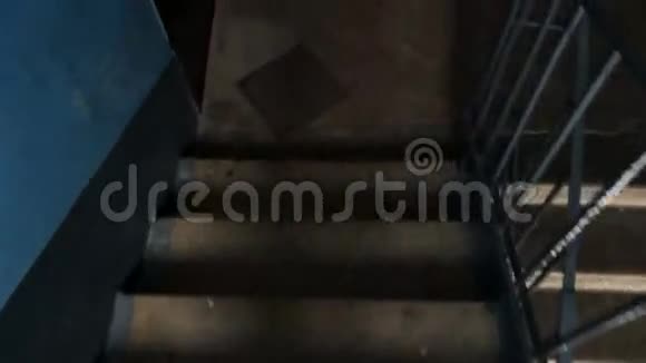从楼梯下来的人可以看到第一个人视频的预览图