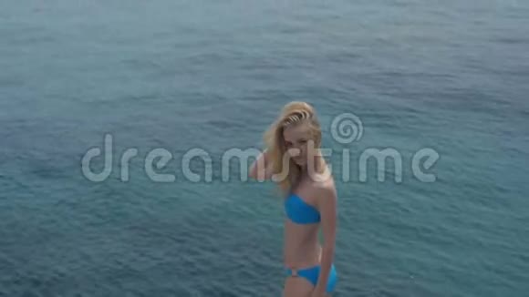 美丽苗条的金发模特在海上暑期旅游照片视频的预览图