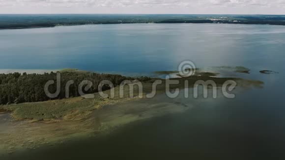 空中无人机在湖中央一个天然浅滩上的视频视频的预览图