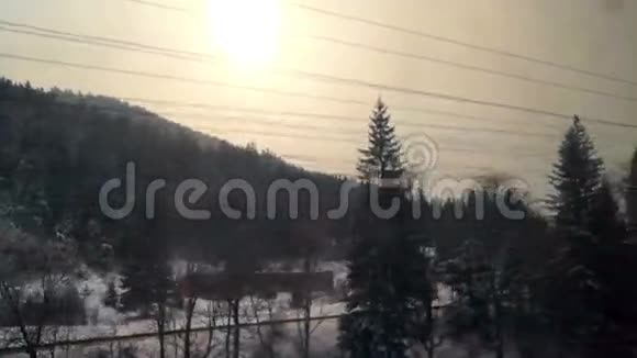 火车窗口河流和村庄在山上视频的预览图