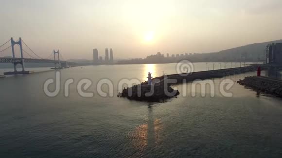 明拉克港位于海恩达和广加里之间视频的预览图
