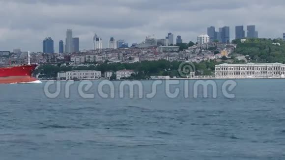 博斯普鲁斯海峡大型货船土耳其伊斯坦布尔视频的预览图
