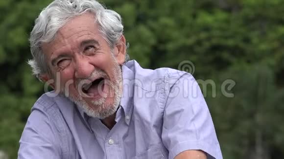 嘲笑年长的西班牙裔老人视频的预览图