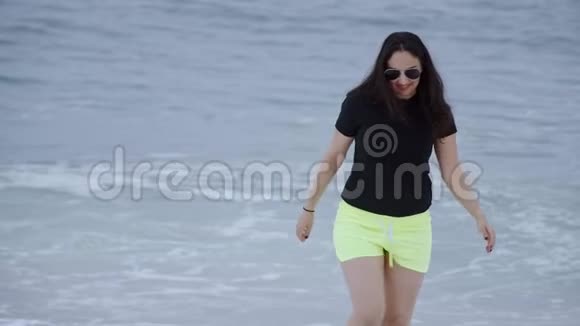 在美丽的夏日海滩上的土耳其女孩视频的预览图