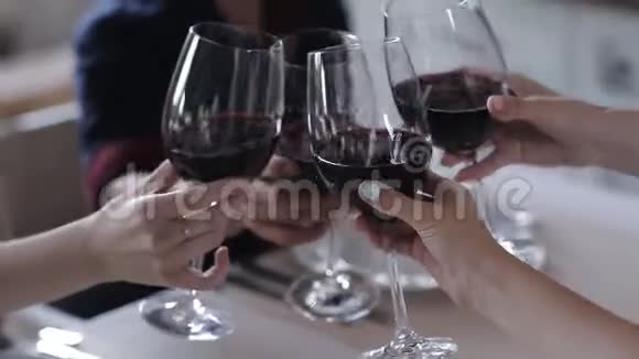 餐馆里的那家公司用酒杯夹着酒视频的预览图