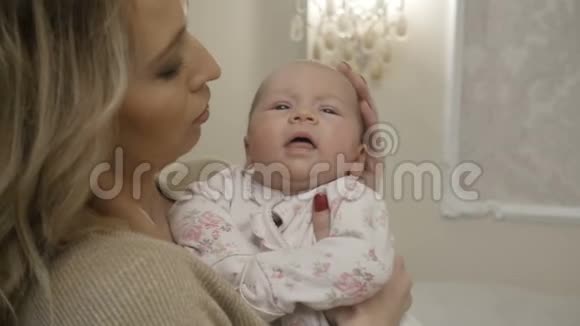 迷人的女人和她的女婴视频的预览图